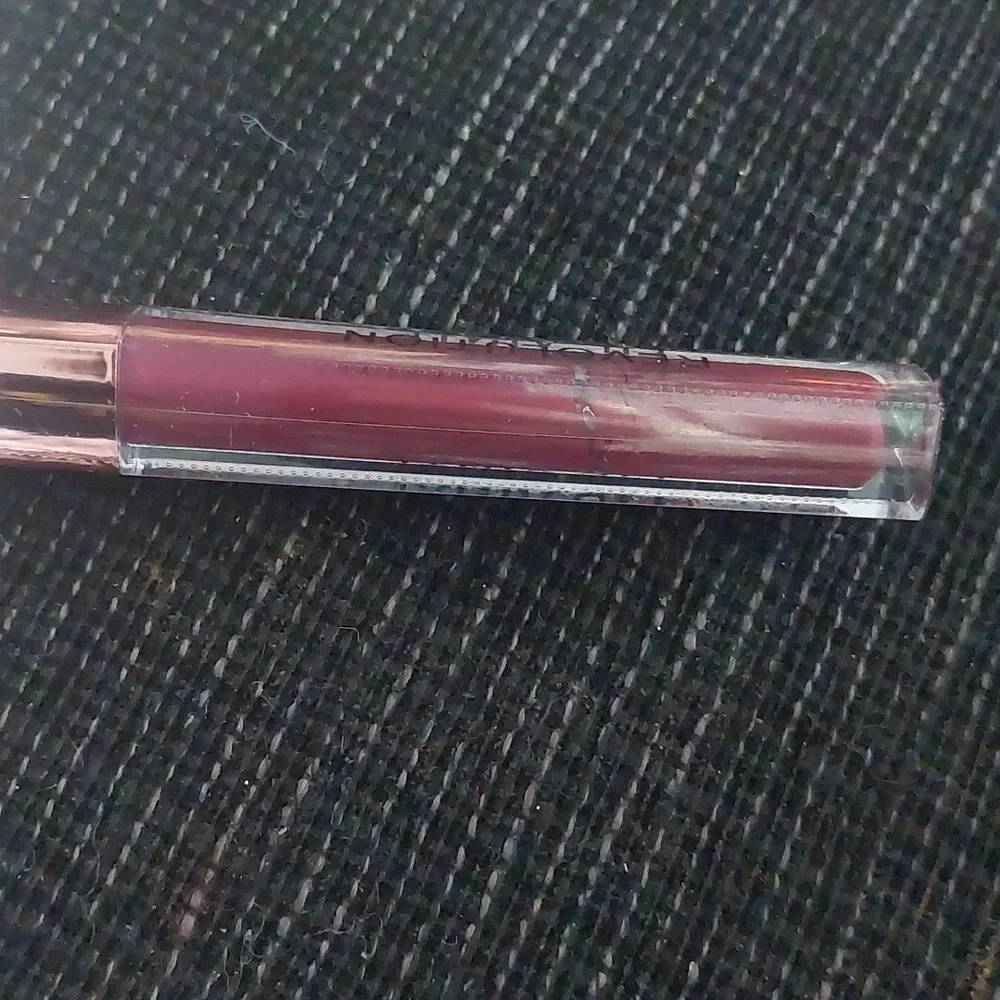 New makeup revolution lip vinyl black forest‎